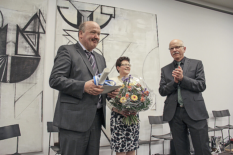 Ehrung: Gemeindepräsident Urs Hintermann applaudiert den Preisträgern Maria und Josef Leu. Foto: Tobias Gfeller