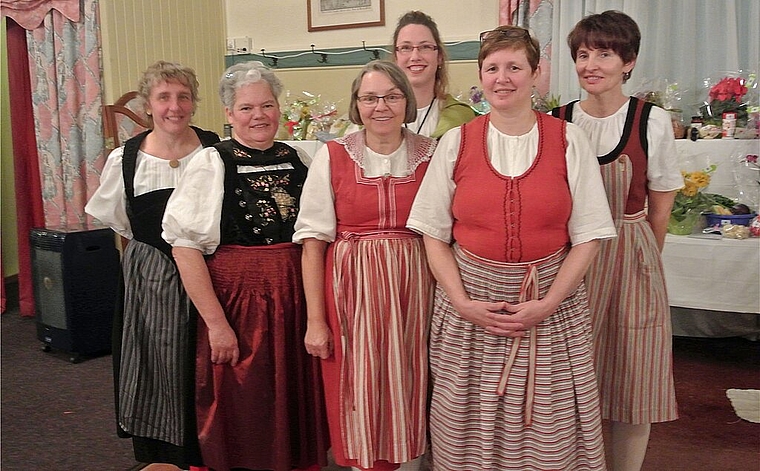 Einige der Trachtenfrauen (v.l.): Sabine Wyss, Ida Schaffter, Doris Leibundgut, Nicole Gschwind, Luzia Gröli, Brigitte Baumann. Foto: zVg Liane Schär