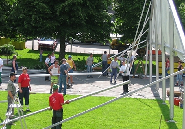 Ein riesiger Aufwand: Alle helfen beim Aufbau des Festzeltes mit. Fotos: zvg
