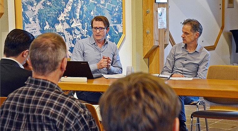 Information und Diskussion: Marcel Gilgen (l.), TechData AG Bauherrenbegleitung, und Karl Wyss, Präsident Spezialkommission Schulhausneubau, stehen Red und Antwort. Foto: Roland Bürki