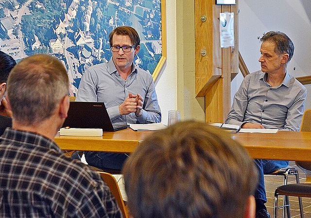 Information und Diskussion: Marcel Gilgen (l.), TechData AG Bauherrenbegleitung, und Karl Wyss, Präsident Spezialkommission Schulhausneubau, stehen Red und Antwort. Foto: Roland Bürki