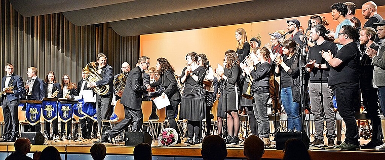 <em>Geschafft: </em>Reto Näf und Sarah Hänggi gratulieren sich, Brass Band und Beizenchor applaudieren sich gegenseitig. Foto: Roland Bürki