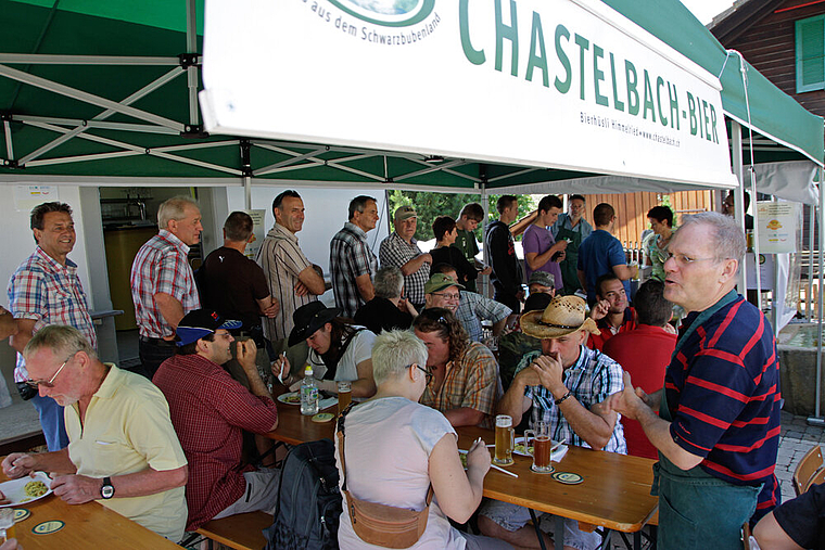 Am Ursprungsort des Regio-Brauereitages: Gilbert Oberson (r.) – mittlerweile nahezu professioneller Bierbrauer und Vater des Brauereitages – erklärt den Gästen seine Kunst. Fotos: Martin Staub