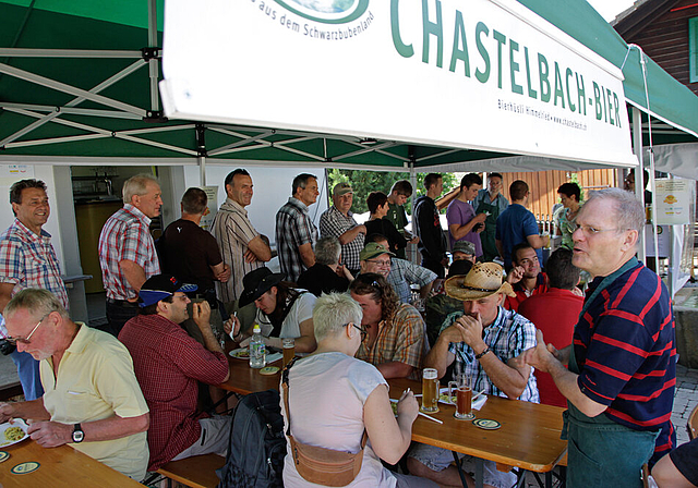 Am Ursprungsort des Regio-Brauereitages: Gilbert Oberson (r.) – mittlerweile nahezu professioneller Bierbrauer und Vater des Brauereitages – erklärt den Gästen seine Kunst.  Fotos: Martin Staub