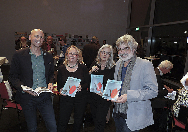 Präsentieren den neusten «Schwarzbueb»: (v. l.) Thomas Kramer vom herausgebenden Verlag AZ Anzeiger AG, Kalenderfrau Ulla Fringeli, Sprachvirtuosin Roswita Schilling sowie Autor und Beirat Thomas Brunnschweiler.  Foto: Dimitri Hofer