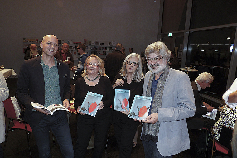 Präsentieren den neusten «Schwarzbueb»: (v. l.) Thomas Kramer vom herausgebenden Verlag AZ Anzeiger AG, Kalenderfrau Ulla Fringeli, Sprachvirtuosin Roswita Schilling sowie Autor und Beirat Thomas Brunnschweiler. Foto: Dimitri Hofer
