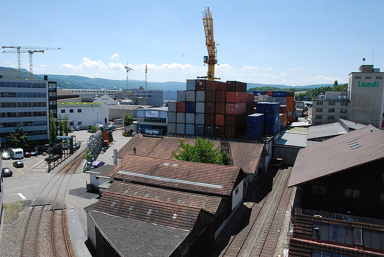 Blick von oben: Von der Plattform des «Rakete»-Turms eröffnet sich eine faszinierende Aussicht auf den südlichen Teil des Dreispitzareals. Foto: Thomas Brunnschweiler
