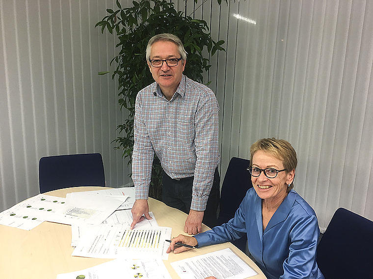 Umfrage: Schulleiter Carol Rietsch und Schulleiterin Anna Iten Kämpf bei der Sichtung der Ergebnisse. Foto: Caspar Reimer
