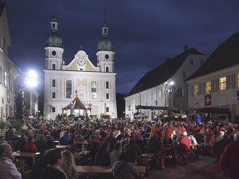 Der Dom im Fernsehen: Die Jass-Sendung fand in einzigartiger Ambiance statt. Fotos: Tobias Gfeller