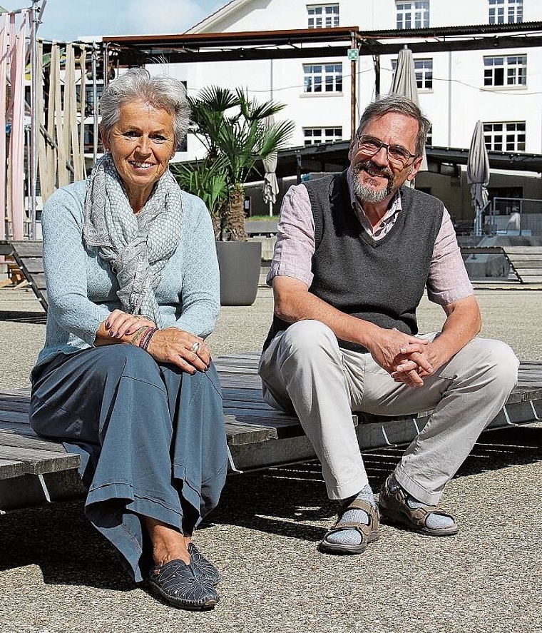 Werben für den Dreispitz: die Münchensteiner Gemeindepräsidentin Jeanne Locher und Gemeinderat Daniel Altermatt. Foto: Tobias Gfeller