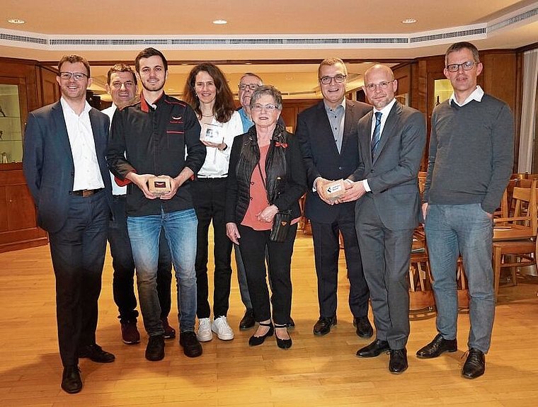 Die Unternehmen und das Jungunternehmen des Jahres: (v. l.) Philipp Hägeli, Christoph Jenzer, Raffael Jenzer, Barbara Jenzer, Ruedi Jenzer, Lisbeth Jenzer, Hans-Jörg Fankhauser, Baschi Dürr und Markus Eigenmann nach der Preisübergabe. Foto: Tob