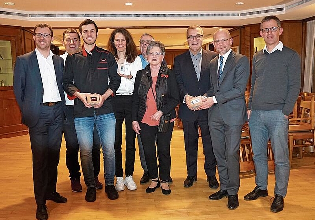 Die Unternehmen und das Jungunternehmen des Jahres: (v. l.) Philipp Hägeli, Christoph Jenzer, Raffael Jenzer, Barbara Jenzer, Ruedi Jenzer, Lisbeth Jenzer, Hans-Jörg Fankhauser, Baschi Dürr und Markus Eigenmann nach der Preisübergabe. Foto: Tob