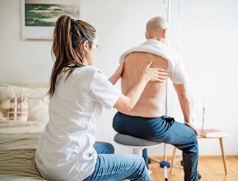 Neben dem Komfort soll auch der Heilungsprozess verbessert werden: Ein Team aus Ärzten und Pflegefachpersonen
der Klinik Arlesheim betreut Patientinnen und Patienten zu Hause. Foto: ZVG
