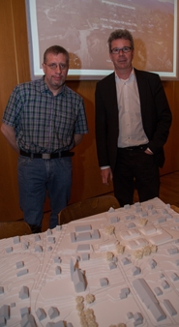 Gemeindepräsident und Architekt: Martin Borer (l.) und Heinz L.Jeker vor dem Modell, welches rechts oben das besprochene Areal darstellt. Foto: Martin Staub