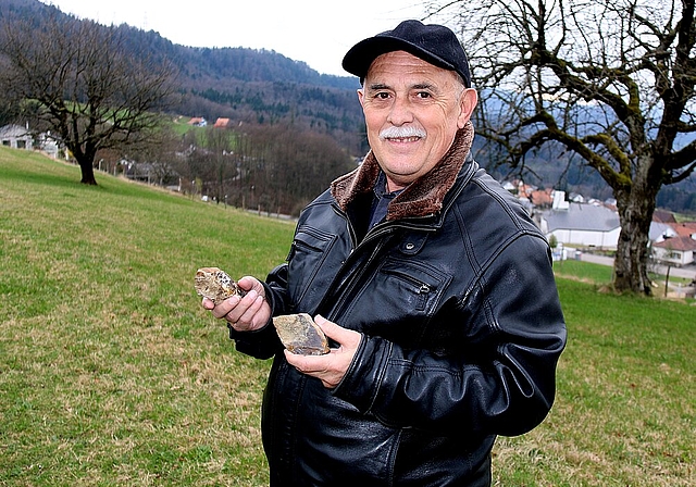 Hat ein Auge für Steine: Alphons Jeger interessiert sich für die Archäologie. Fotos: Gaby Walther
