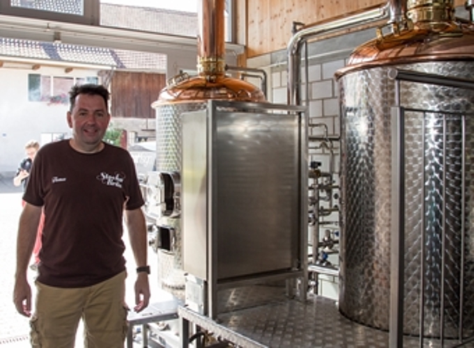 Thomas Charvat: Braut in seinem Haus das Stocha-Bier.
