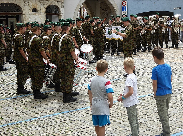 Militärische Präzision: Das Rekrutenspiel 16-1 begeisterte das Publikum auf dem Rathausplatz in Laufen. Foto: Thomas Immoos