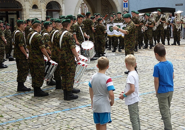 Militärische Präzision: Das Rekrutenspiel 16-1 begeisterte das Publikum auf dem Rathausplatz in Laufen. Foto: Thomas Immoos