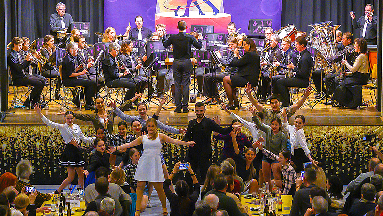 Besuch aus Südbaden: Die Dance Academy aus Bad Säckingen begleitete den Musikverein Concordia Dornach mit einer fantastischen Tanzshow. Foto: Heiner Leuthardt