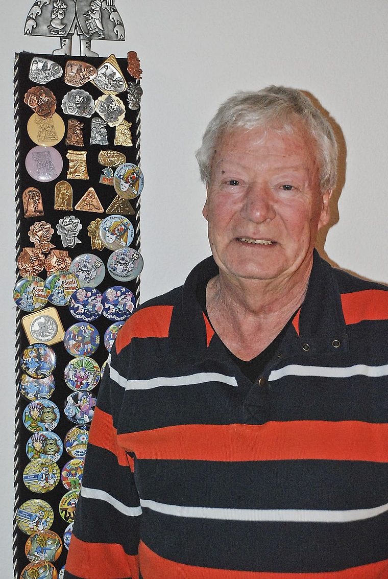Fast schon ein Lebenswerk: Daniel Prod’hom vor den Blagetten und Badges der Arleser Fasnacht.  Foto: Thomas Brunnschweiler