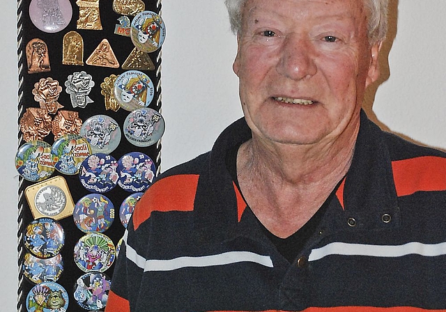 Fast schon ein Lebenswerk: Daniel Prod’hom vor den Blagetten und Badges der Arleser Fasnacht.  Foto: Thomas Brunnschweiler