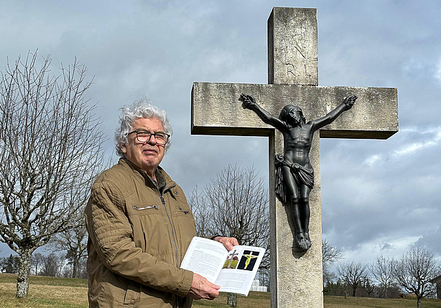 Vor Ort: Ex-Kirchenpräsident Adolf Morand neben dem Wegkreuz am sogenannten Muni-Feld auf halbem Weg zwischen Nuglar und Gempen. Foto: zVg/TVZ Theologischer Verlag Zürich/Estate of Martin Kippenberger, Galerie Gisela Capitain, Cologne