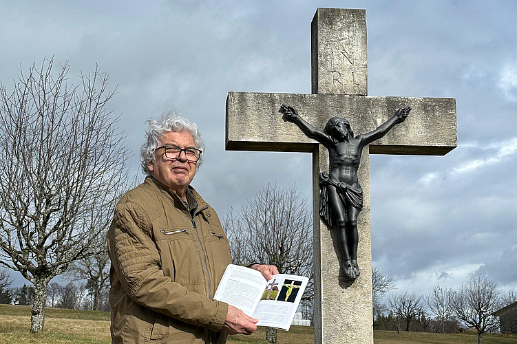 Vor Ort: Ex-Kirchenpräsident Adolf Morand neben dem Wegkreuz am sogenannten Muni-Feld auf halbem Weg zwischen Nuglar und Gempen. Foto: zVg/TVZ Theologischer Verlag Zürich/Estate of Martin Kippenberger, Galerie Gisela Capitain, Cologne