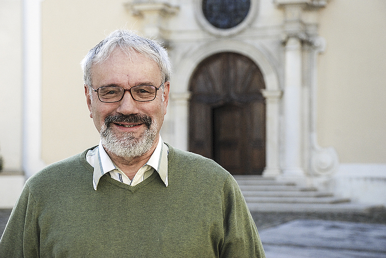 Ein bescheidener und beharrlicher Musiker und Organisator: Peter Koller vor dem Dom in Arlesheim. Foto: T. Brunnschweiler
