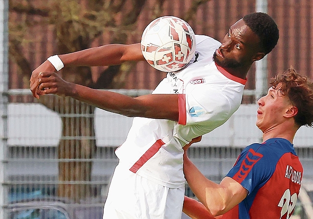 Ball im Mittelpunkt: Nach der Winterpause sind die Amateurteams in der Vorbereitung. Der Breitenbacher Abdou Ndiaye ist schon wieder voll im Geschehen und zeigt sich auch abschlussstark. Foto: eh-presse 