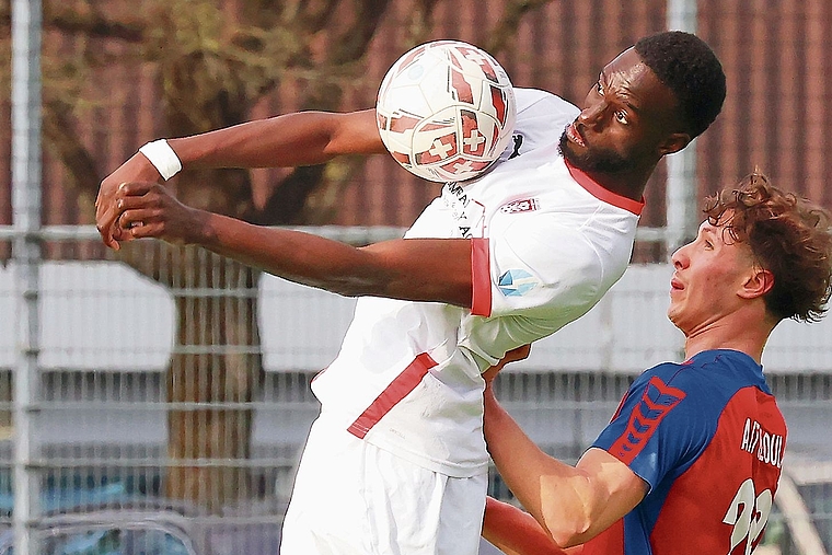 Ball im Mittelpunkt: Nach der Winterpause sind die Amateurteams in der Vorbereitung. Der Breitenbacher Abdou Ndiaye ist schon wieder voll im Geschehen und zeigt sich auch abschlussstark. Foto: eh-presse 