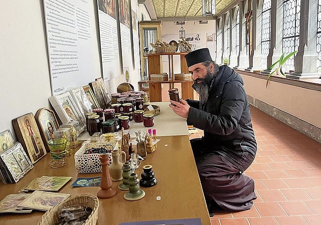 Heimat für die orthodoxen Mönche: «Wir haben einen kleinen Klosterladen mit Produkten aus der Natur aufgebaut und schätzen die Begegnungen, die sich daraus ergeben», erzählt Pater Ilianos. Fotos: Bea Asper