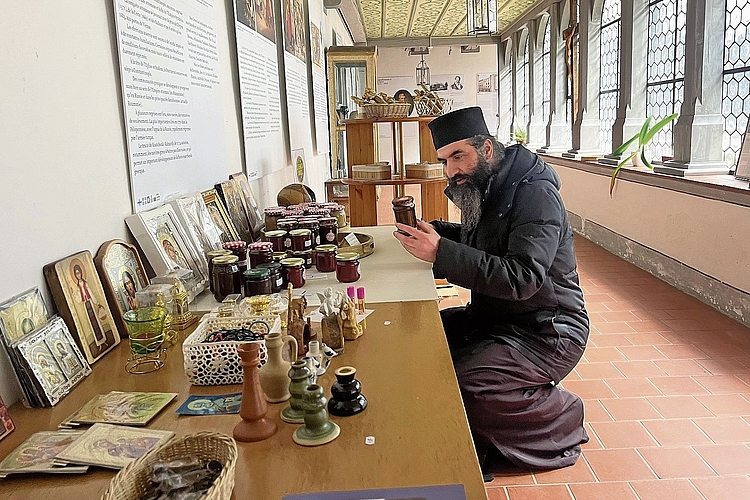 Heimat für die orthodoxen Mönche: «Wir haben einen kleinen Klosterladen mit Produkten aus der Natur aufgebaut und schätzen die Begegnungen, die sich daraus ergeben», erzählt Pater Ilianos. Fotos: Bea Asper Heimat für die orthodoxen Mönche: «Wir haben einen kleinen Klosterladen mit Produkten aus der Natur aufgebaut und schätzen die Begegnungen, die sich daraus ergeben», erzählt Pater Ilianos. Fotos: Bea Asper