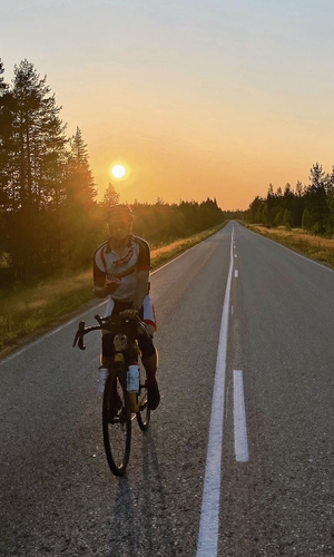 Traumkulisse: Wer nachts fährt, wird in Skandinavien mit stundenlangen Sonnenuntergängen belohnt.