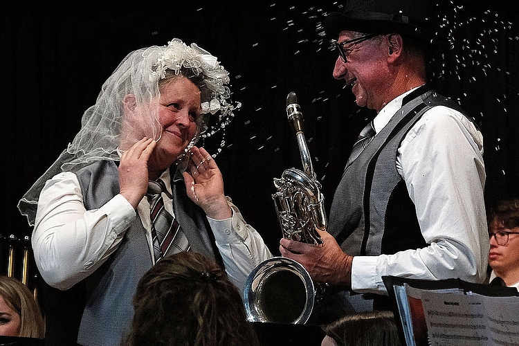 Vermählung: Im Marsch-Konfetti durfte der Hochzeitsmarsch nicht fehlen.