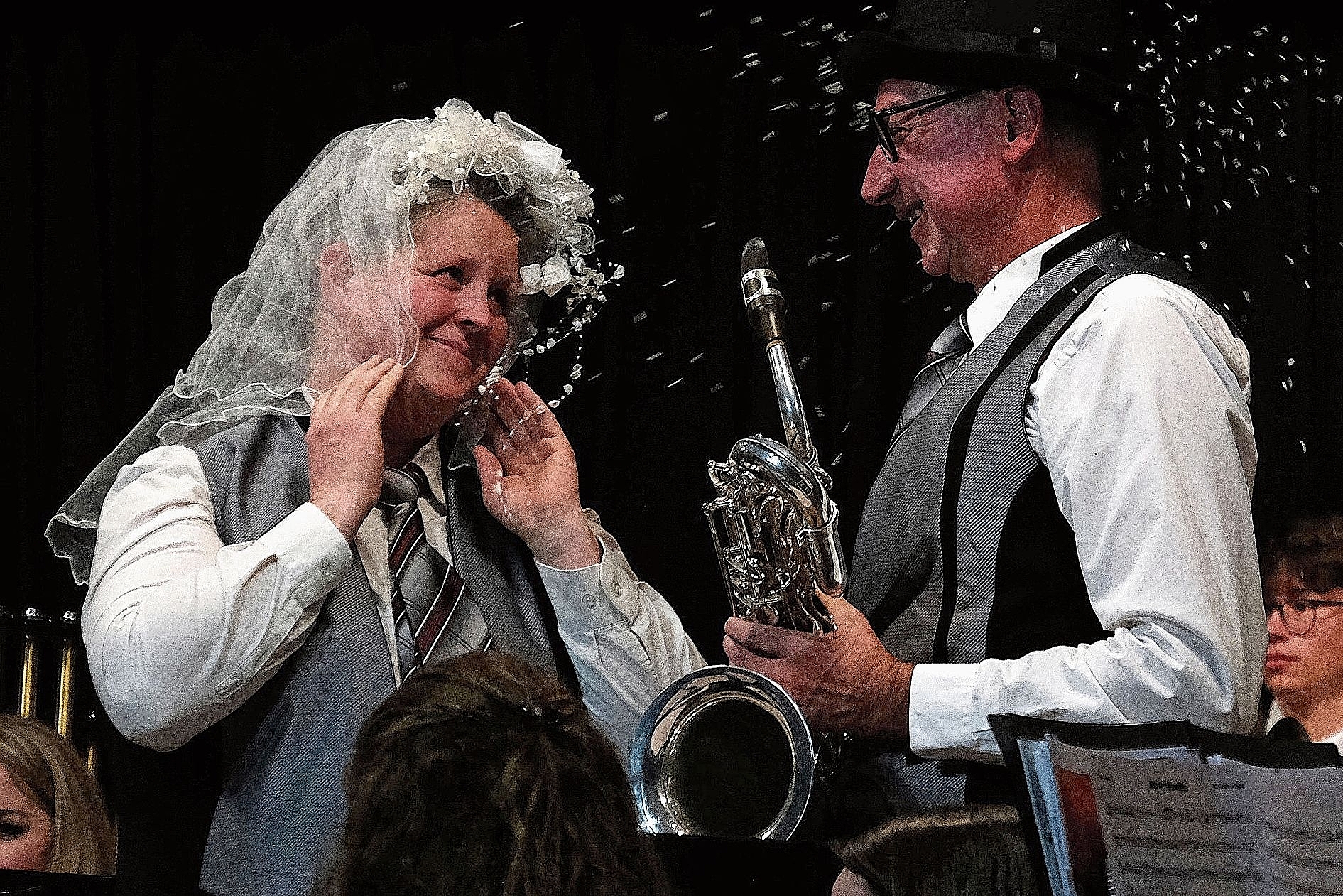 Vermählung: Im Marsch-Konfetti durfte der Hochzeitsmarsch nicht fehlen.