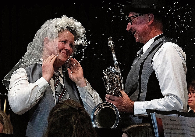 Vermählung: Im Marsch-Konfetti durfte der Hochzeitsmarsch nicht fehlen.