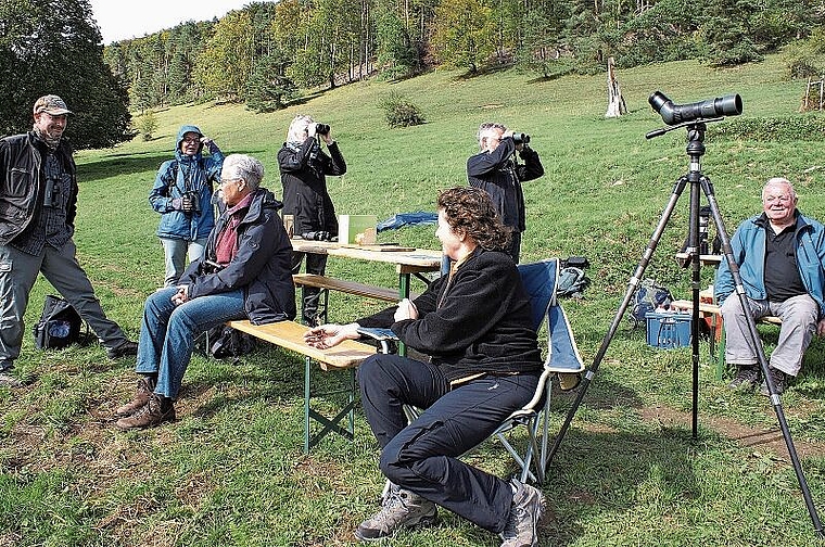 Beobachten und sich austauschen: Mitglieder des Natur- und Vogelschutzvereins Blauen-Dittingen-Nenzlingen. Foto: Jürg Jeanloz