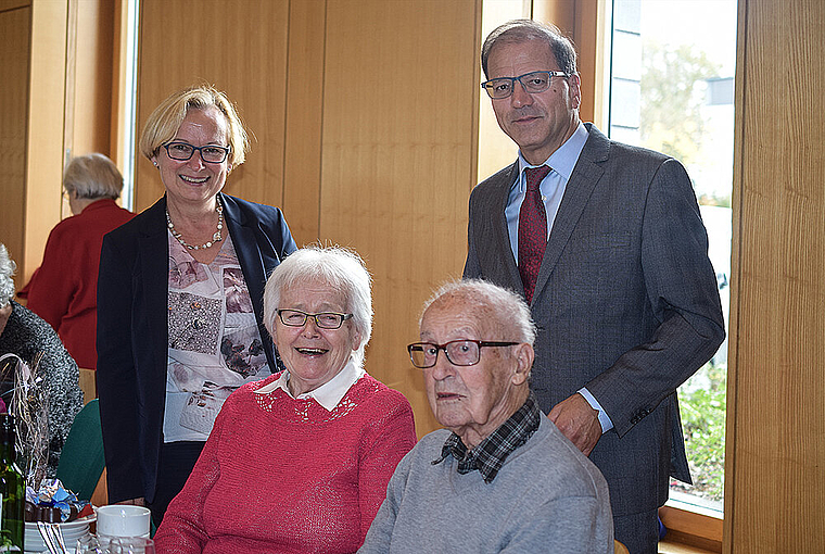 Ein ganzes Leben zusammen: Frieda und Alfred Wiss-Koch wurden von Gemeinderätin Heidi Frei und von Gemeindepräsident Giorgio Lüthi geehrt für die eiserne Hochzeit nach 65 Ehejahren.  Foto: Bea Asper