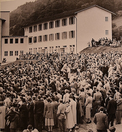 <em>Einweihung: </em>Am 18. Oktober 1953 wurde das neue Spitalgebäude mit einem grossen Volksfest eingeweiht.<em> Foto: Archiv Museum Laufental</em>