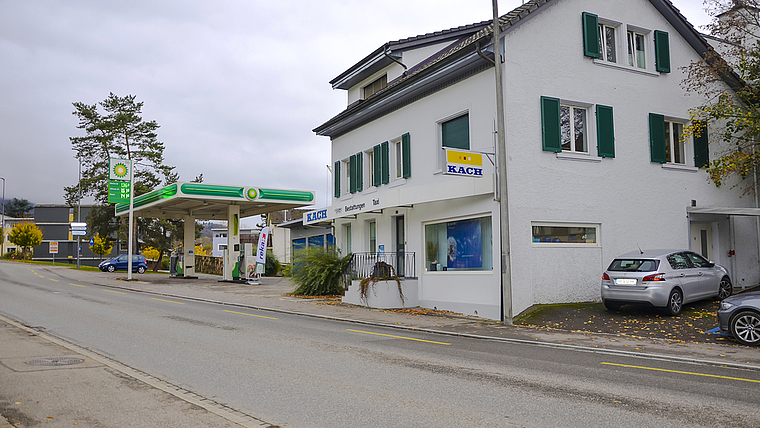 Vertrag bereits vereinbart: Der Gemeinderat will das 2000 Quadratmeter grosse Firmenareal von Käch Bestattungen mitsamt Tankstelle kaufen, um es bei der SuSI-Planung miteinbeziehen zu können.  Foto: Fabia Maieroni