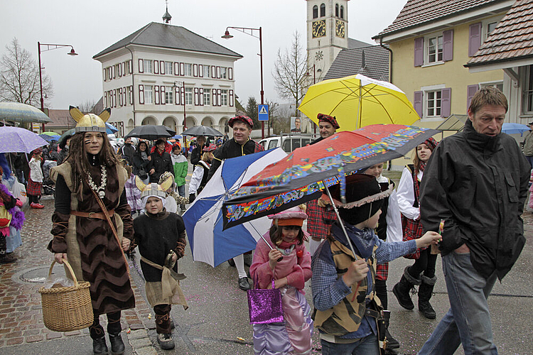 Die Fasnacht beginnt wie üblich mit dem Umzug durchs Dorf. Fotos: Martin Staub