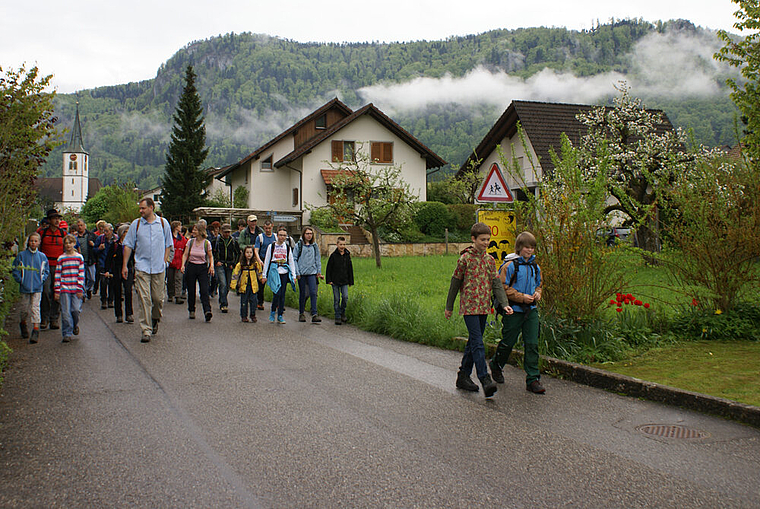 Frühmorgens auf den Beinen: Erschwiler auf der Banntagswanderung. Foto: Jürg Jeanloz