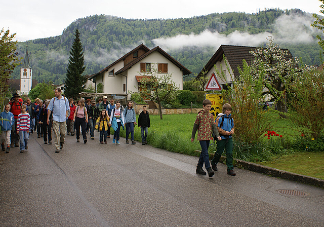 Frühmorgens auf den Beinen: Erschwiler auf der Banntagswanderung.  Foto: Jürg Jeanloz