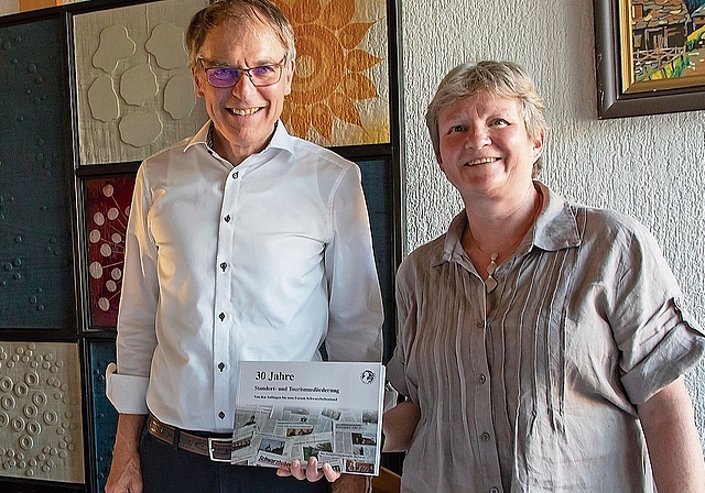Resultat von aufwendigen Recherchen: Präsident Dieter Künzli und Stéphanie Erni präsentieren das neue Werk. Foto: Martin Staub