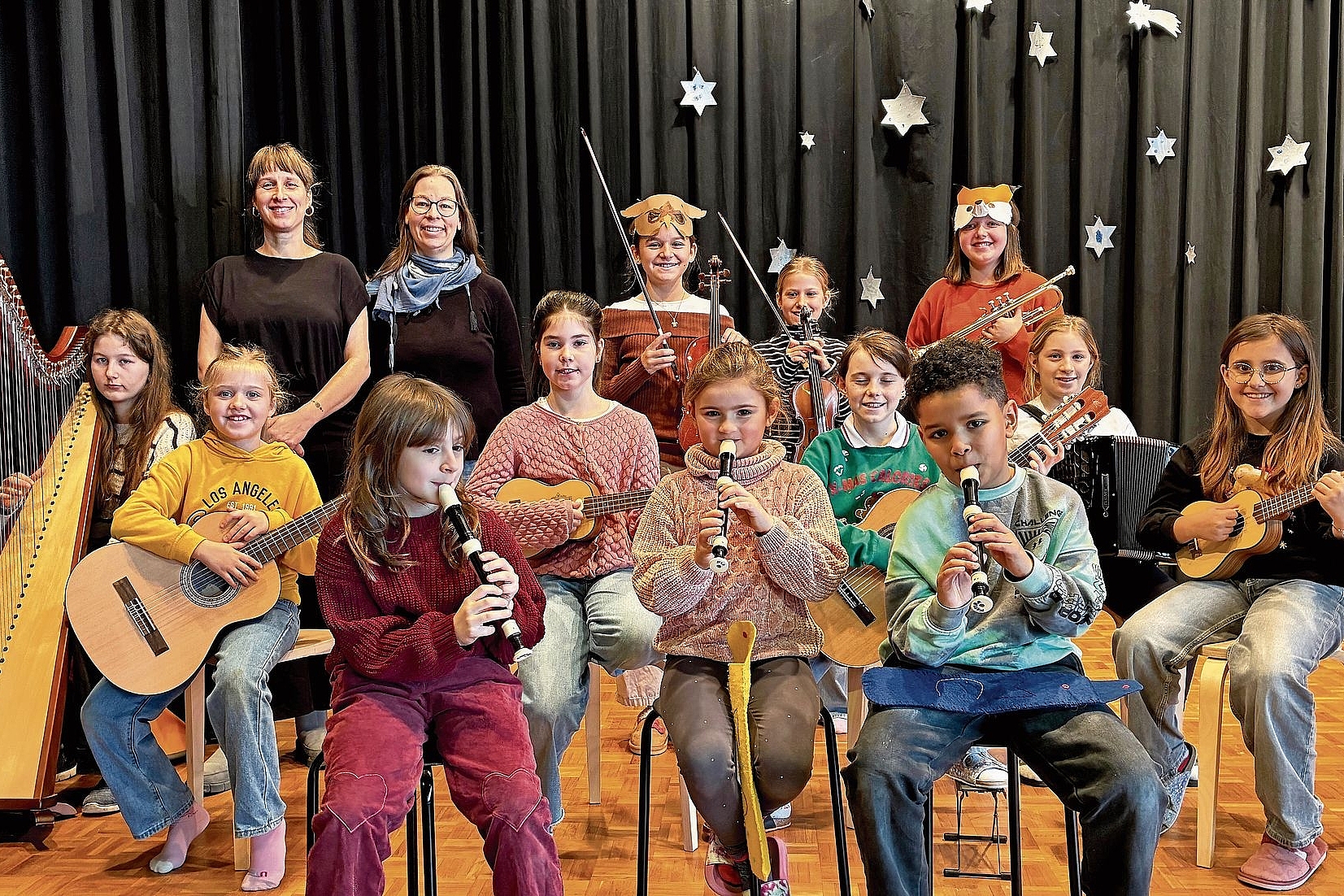 Vielfalt an Instrumenten: Das Kinderorchester mit den beiden Lehrerinnen Ines Brodbeck (hinten links) sowie Kathrin Küng (hinten, 2. v. l.) begleiteten das Weihnachsspiel. Vielfalt an Instrumenten: Das Kinderorchester mit den beiden Lehrerinnen Ines Brodbeck (hinten links) sowie Kathrin Küng (hinten, 2. v. l.) begleiteten das Weihnachsspiel.