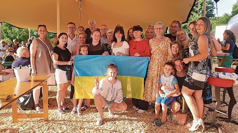 Ukraine meets Arlesheim: Die Künstlerinnen zeigten stolz ihre Flagge. Foto: Fabia Maieroni