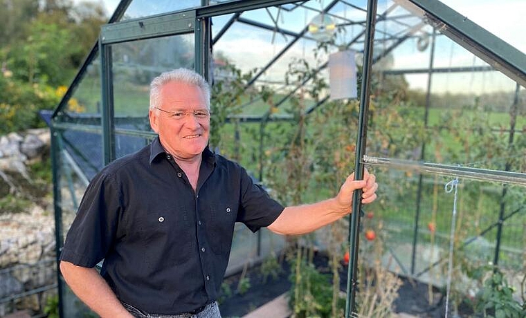 Abstruse Situation: Rolf Meyer zieht in den Gemeinderat und die Baukommission sucht in seinem Garten nach illegalen Bauten. Foto: Bea Asper