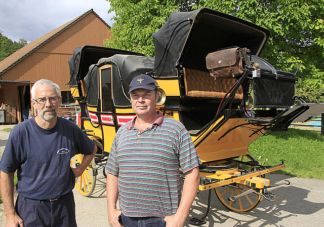 Kutscher und Kutsche: Hans Wampfler (l.) und Postillion Stefan Oser freuen sich auf die Passagiere nach Saignelégier.  Foto: Martin Staub