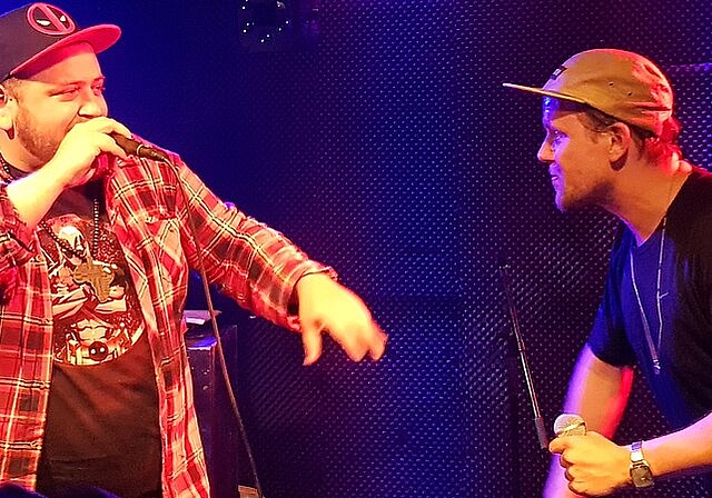 <em>Gipfeltreffen: </em>Pyro (l.) und Knackeboul lieferten sich ein Battle. Foto: Melanie Brêchet