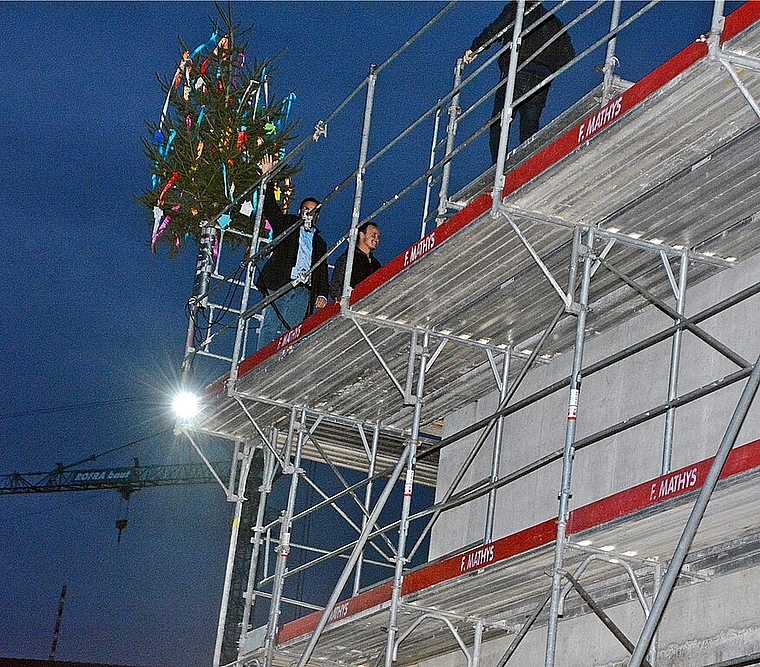 <em>Nach drei Hammerschlägen muss der Baum stehen: </em>Die Schulleiter Markus Mayer (KTW) und Felix Schenker (Schulen Breitenbach) schafften das wie gestandene Zimmerleute. Foto: Roland Bürki